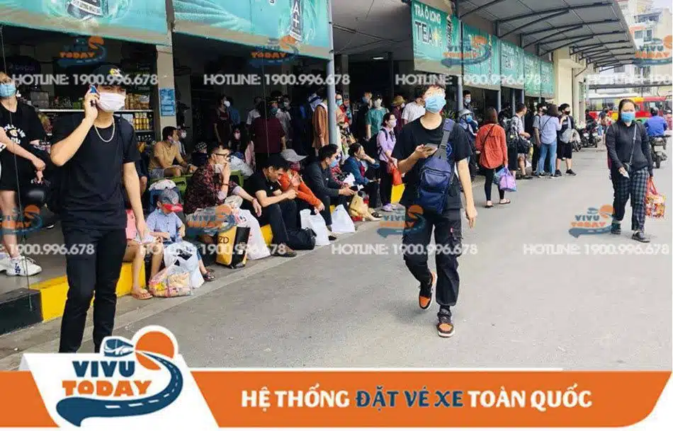 ben-xe-gia-lam-ha-noi Hàng quán trong bến xe Gia Lâm