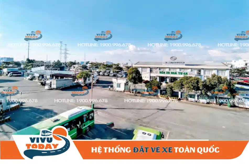 Bãi đậu xe dành các phương tiện ra vào bến xe Ngã Tư Ga