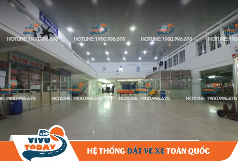 Quầy bán vé của các hãng xe khách tại bến xe Cà Mau