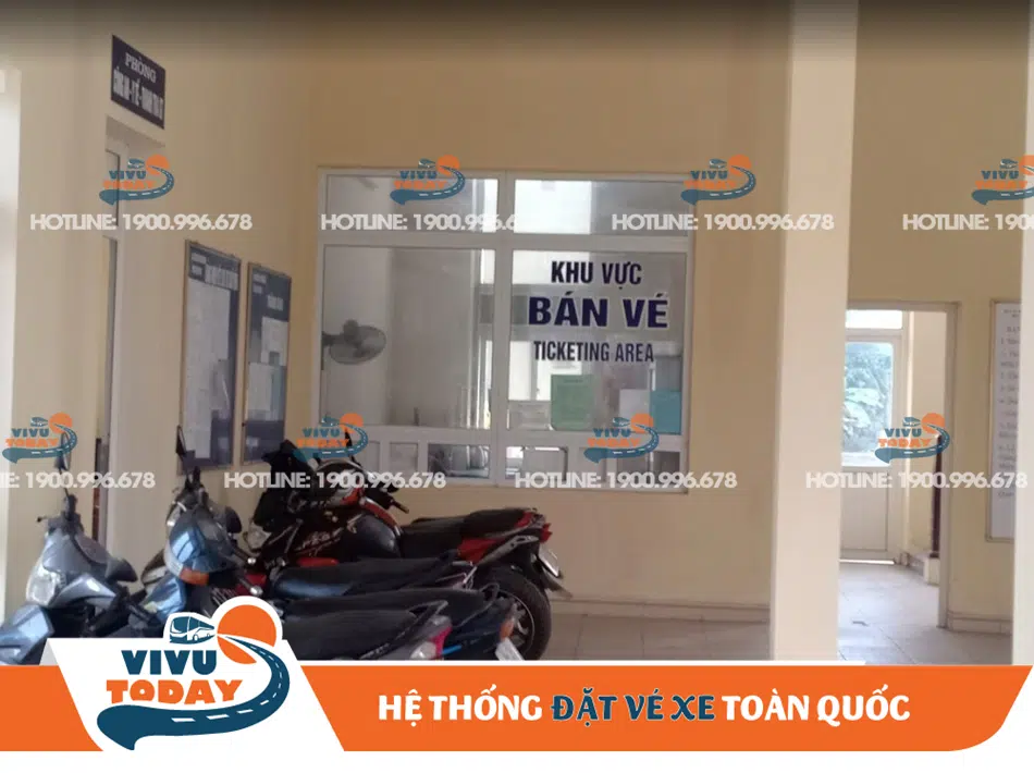 Khu vực bán vé xe tại bến xe Bến Trại 