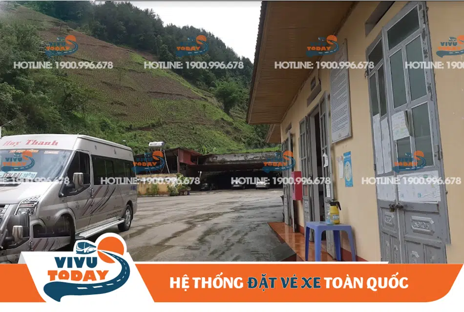 Quầy bán vé và bãi đậu xe tại bến xe Mù Cang Chải