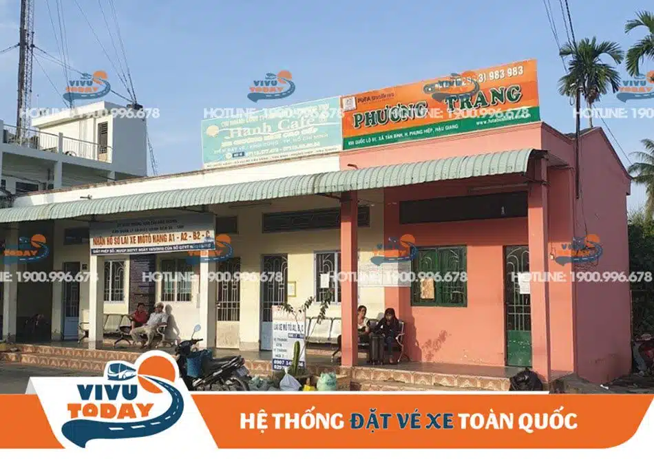 Khu vực bán vé xe khách tại bến xe Kinh Cùng
