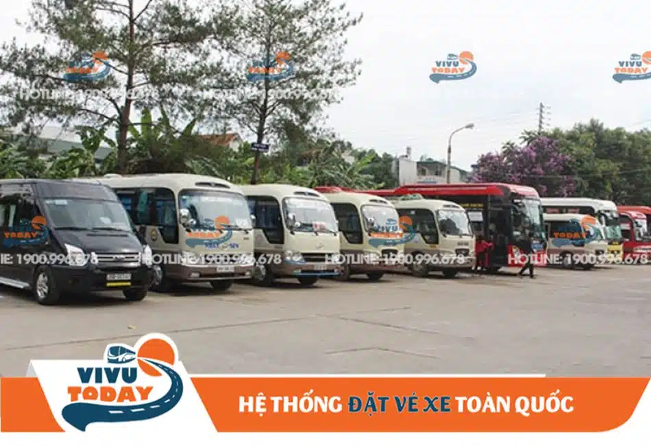 Bãi xe khách tại bến xe Mộc Châu - Sơn La