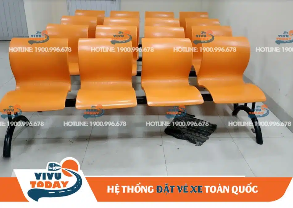 Ghế ngồi chờ dành cho khách tại bến xe Nam Phước