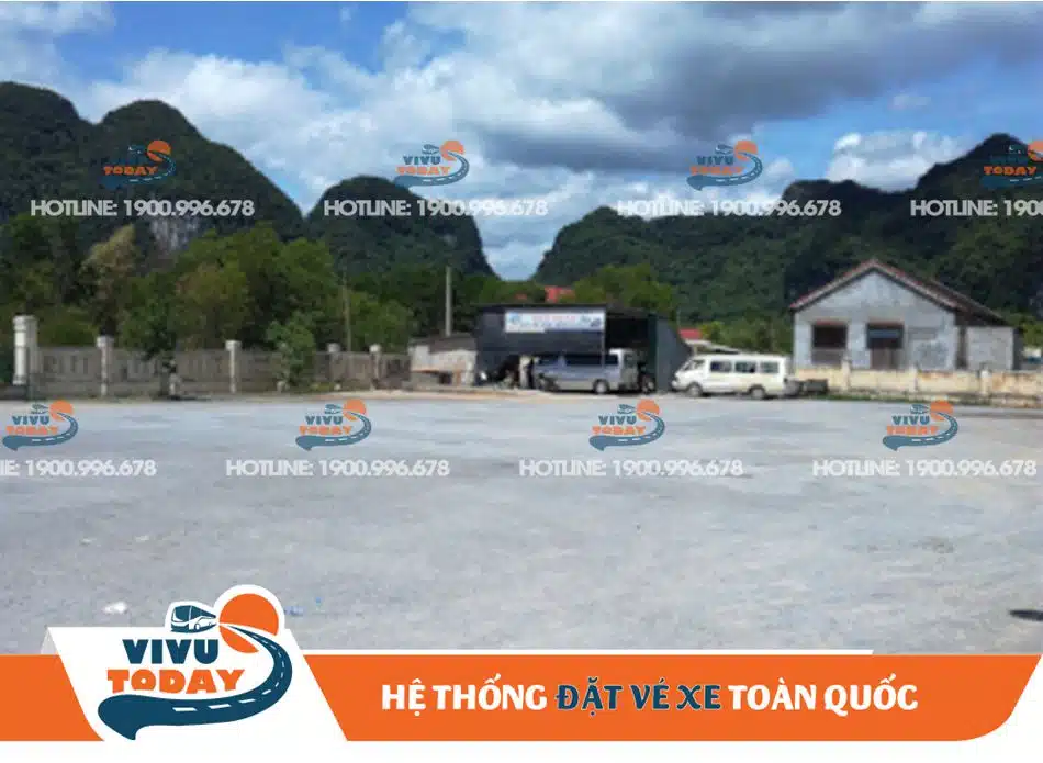Bãi xe của bến xe khách Quy Đạt