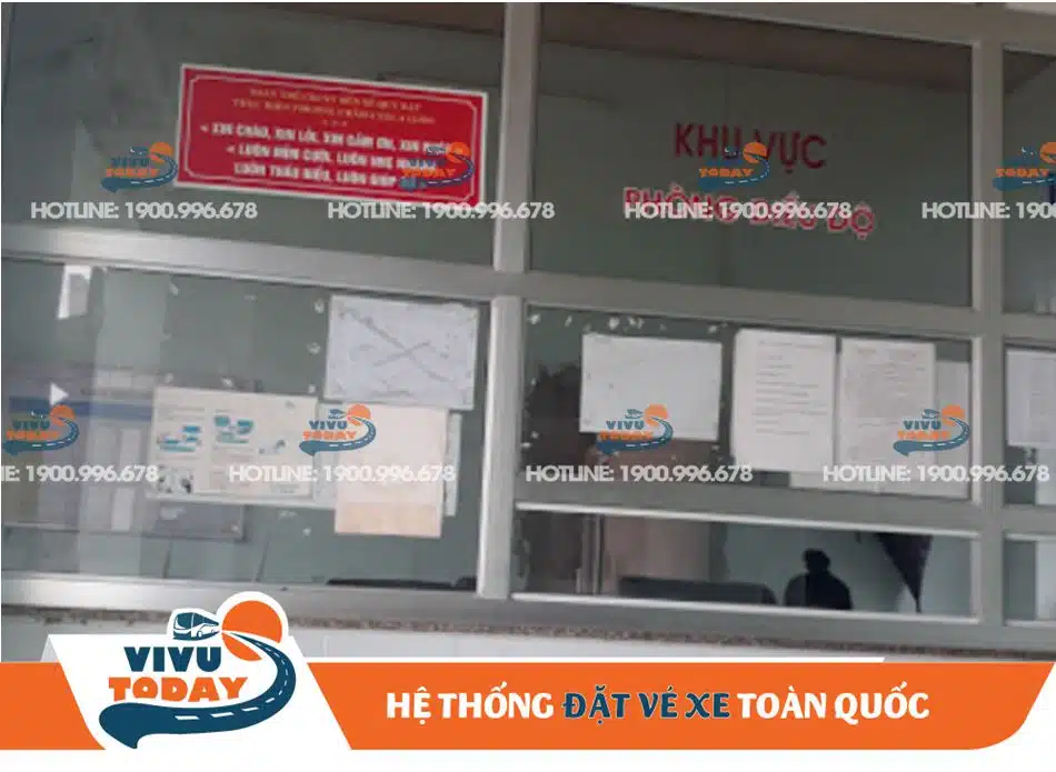 Khu vực bán vé xe tại bến xe Quy Đạt