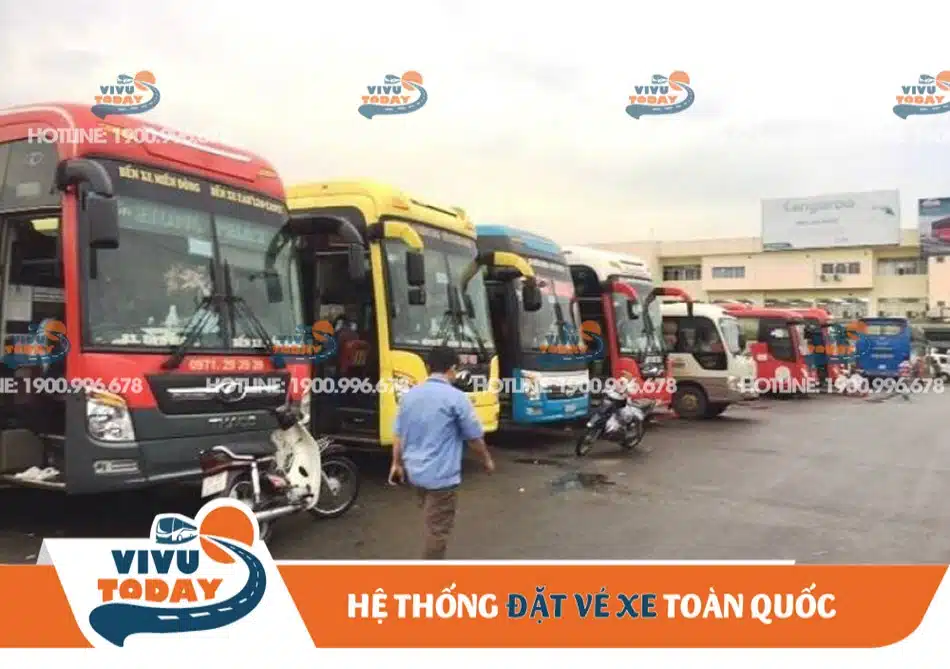 Bãi đậu xe tại bến xe Sông Cầu