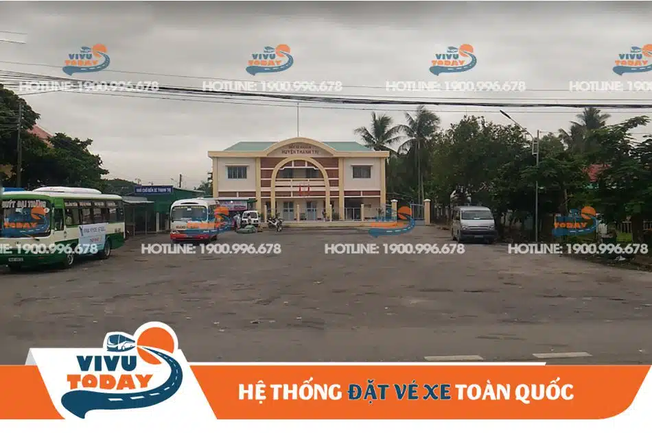 Bãi đậu xe của các phương tiện ra vào bến xe huyện Thạnh Trị - Sóc Trăng