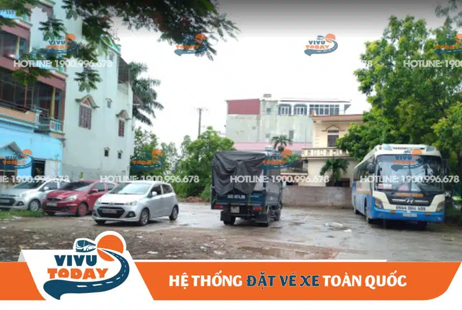 Khu vực đậu xe tại bến xe khách Vĩnh Trụ