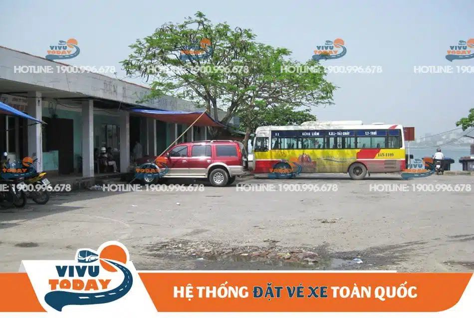 Khu vực đậu xe dành cho các phương tiện tại bến xe Hòn Gai