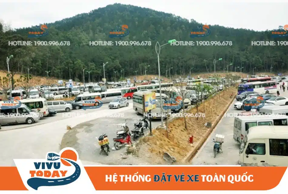 Bãi đậu xe tại bến xe khách Uông Bí