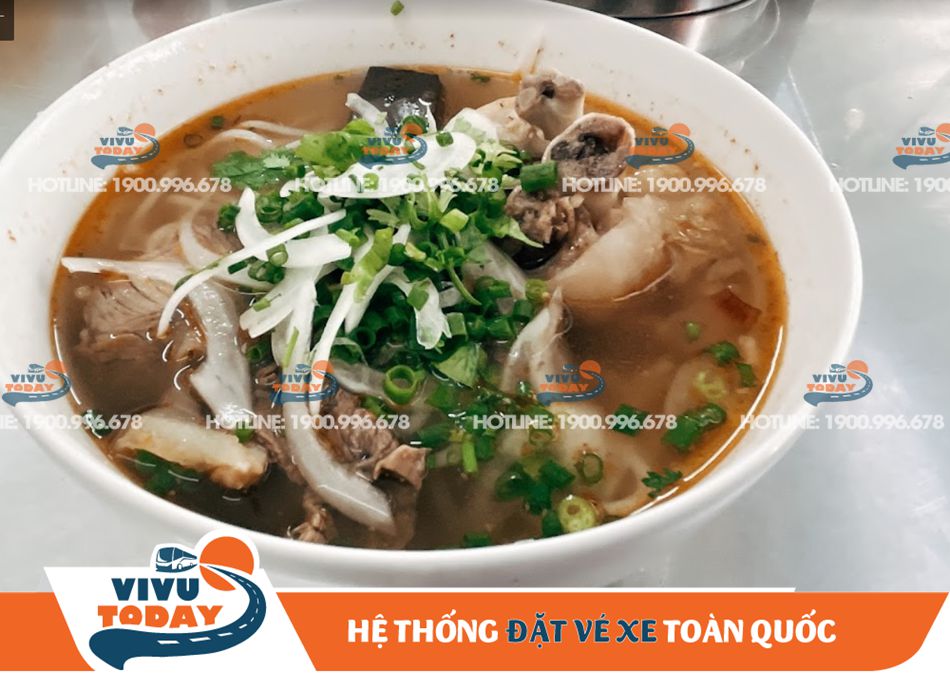 Món ăn: bún bò Huế Nha Trang 