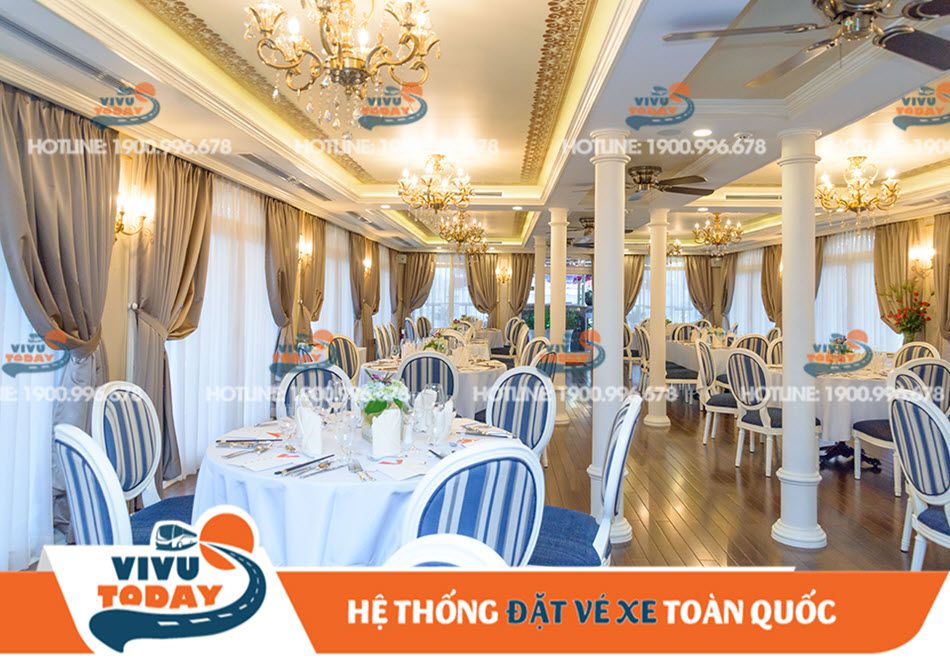 Phòng ăn bên trong du thuyền Saigon Princess