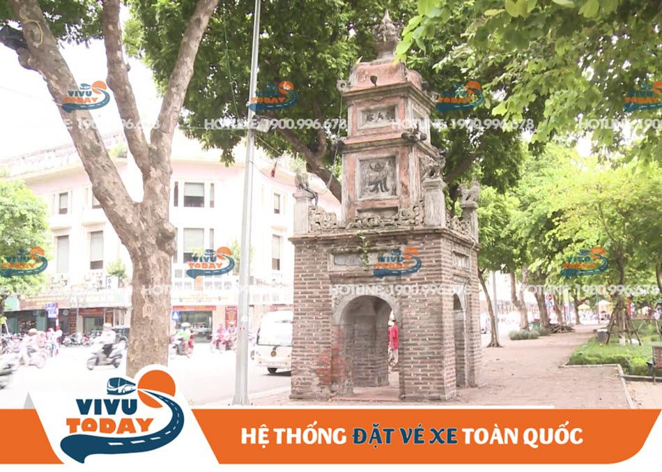 Tháp Hòa Phong nằm bên đường phố Hà Nội