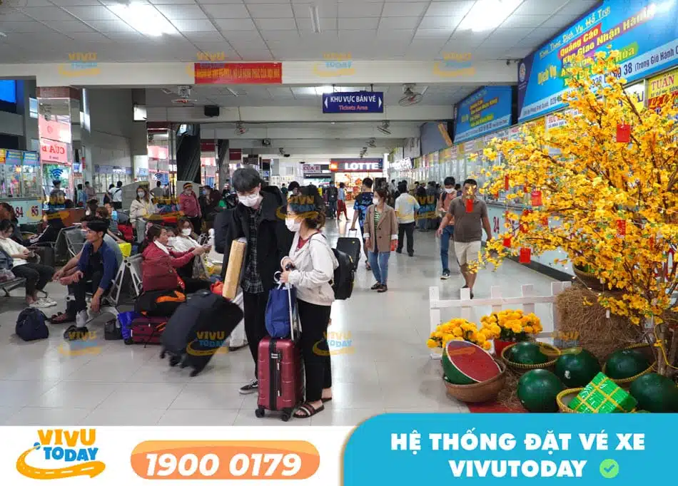 Khung cảnh tấp nập hành khách tại các bến xe