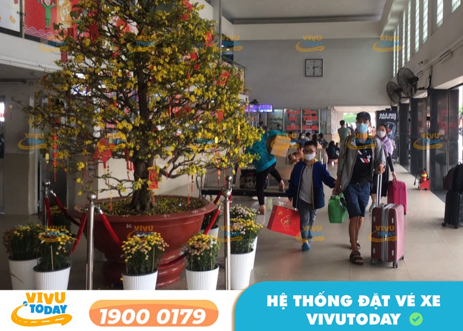 Không khí tấp nập người dân về quê đón Tết tại Bến xe Miền Tây